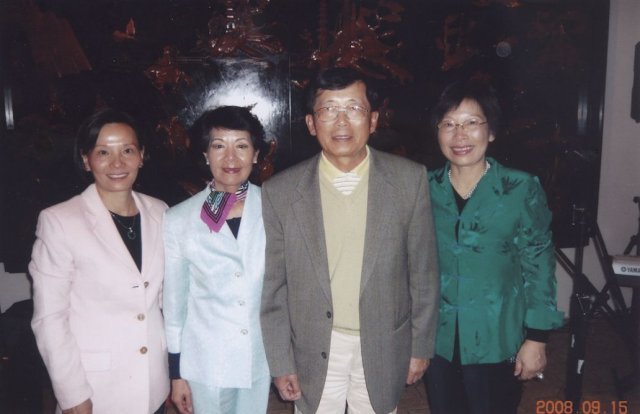 S031 張松蓮---張松蓮與駐奧代表黃俊彥博士伉儷及婦女會會長張松彩女士合影 2008